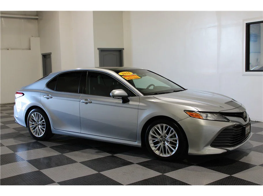Used 2018 Silver Toyota XLE Sedan 4D image 1