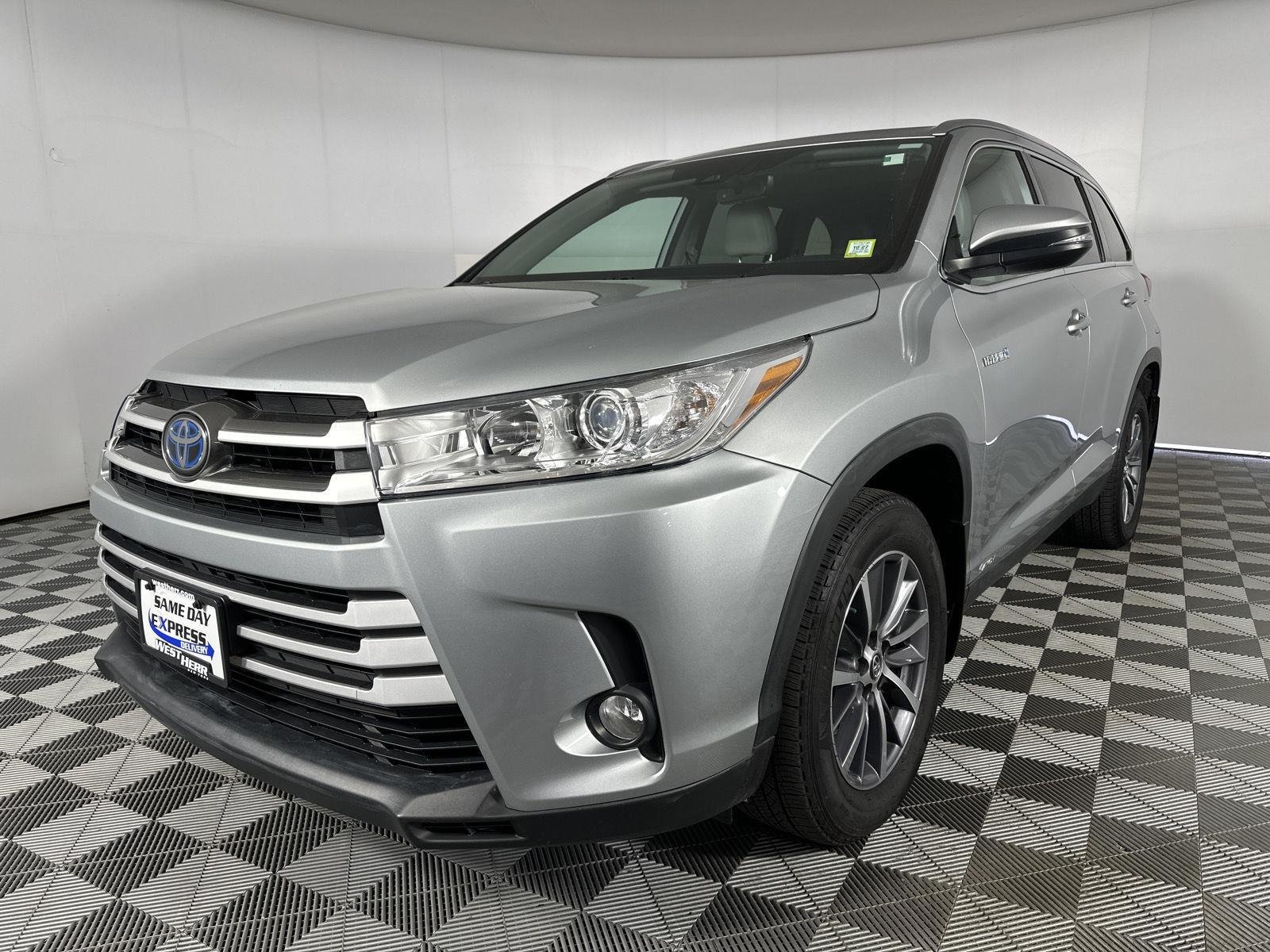 Used 2019 Celestial Silver Metallic Toyota XLE image 3