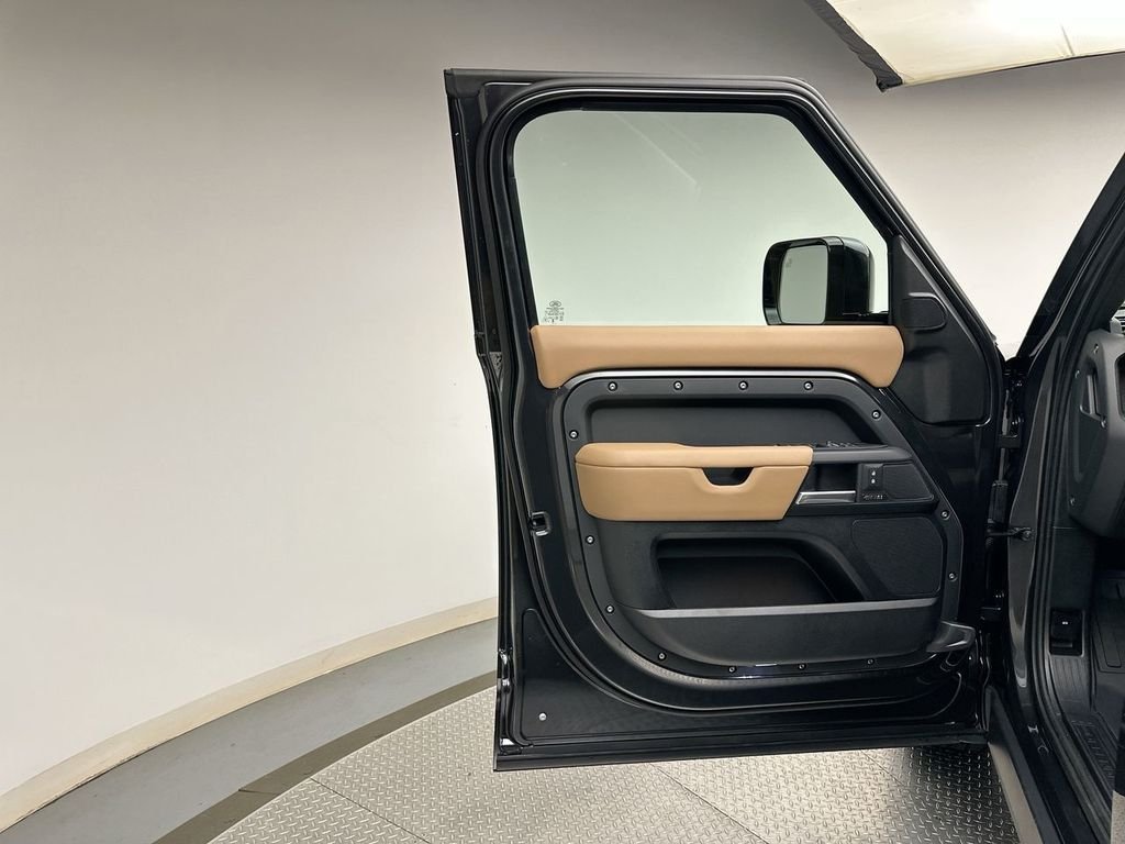New 2026 Carpathian Grey Prem Met Land Rover X-Dynamic SE image 9