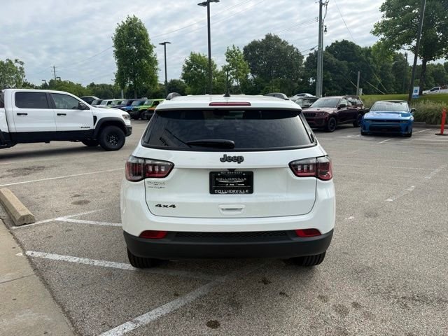 New 2026 Bright White Clear-Coat Exterior Paint Jeep Latitude image 5