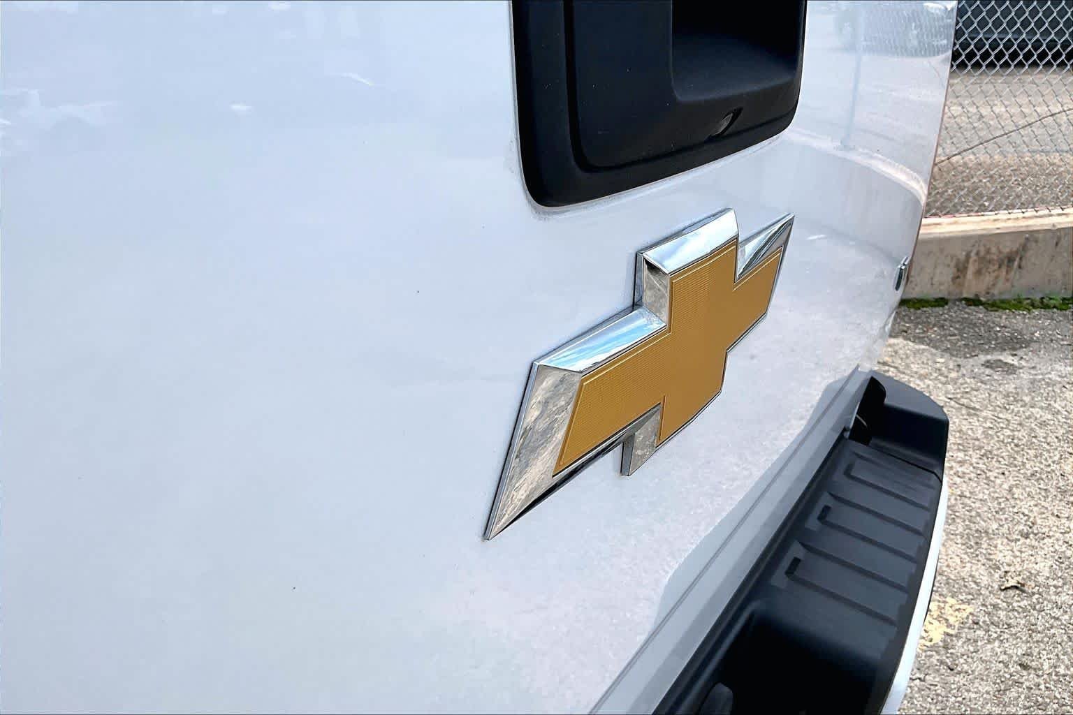 Used 2018 Summit White Chevrolet 2WD LT image 31