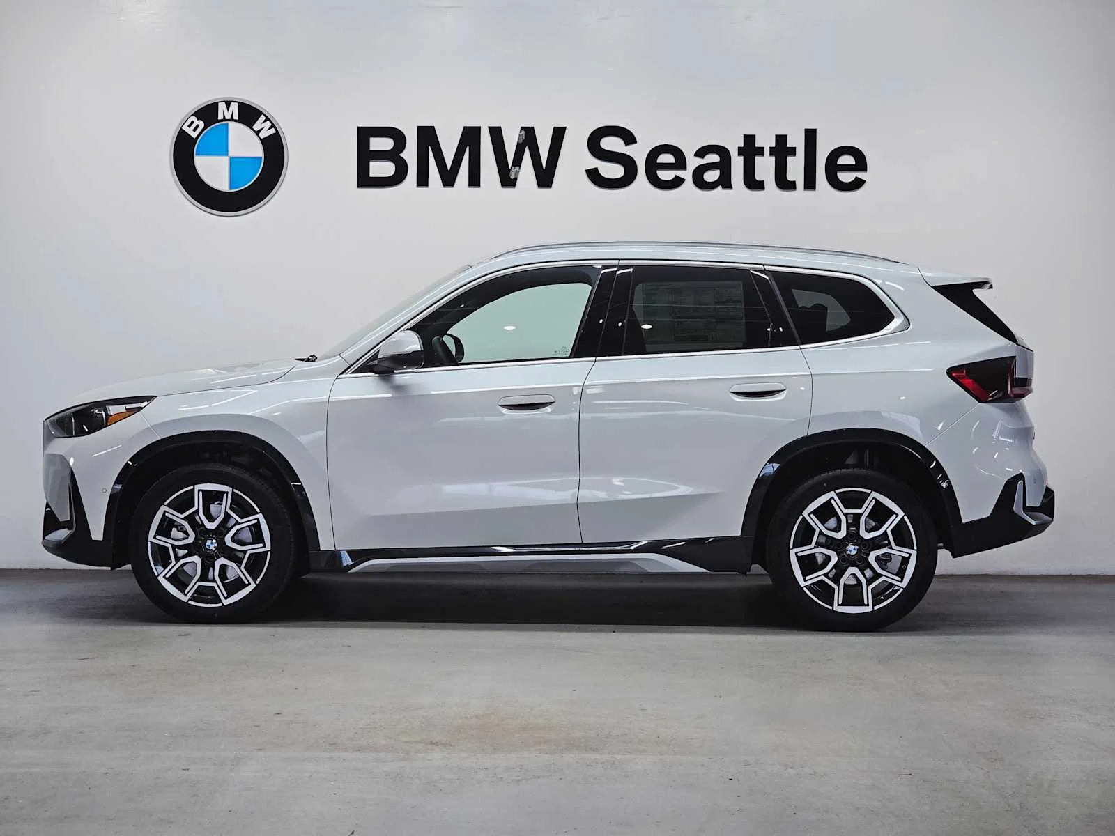 New 2026 Mineral White Metallic BMW xDrive28i image 3