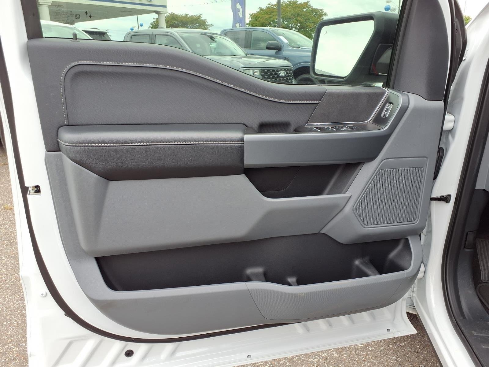 New 2024 Oxford White Ford XLT image 29