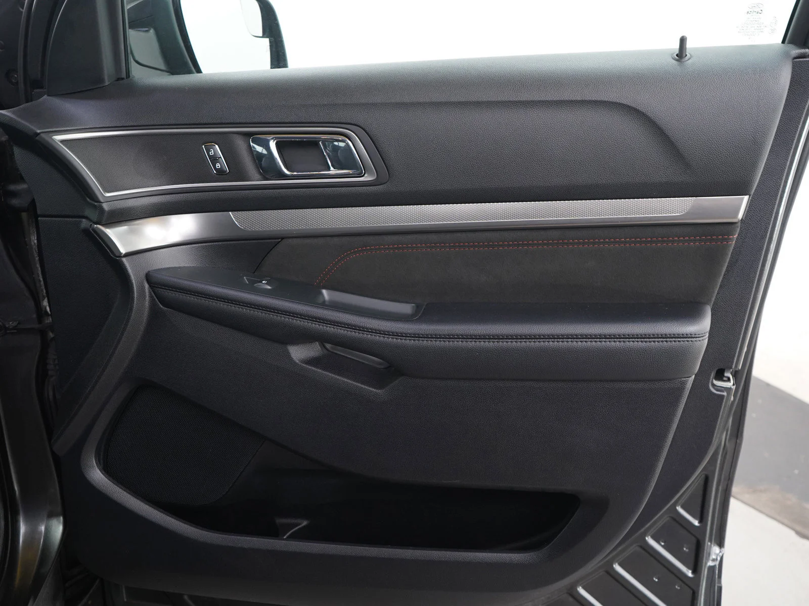 Used 2018 Magnetic Metallic Ford XLT image 9