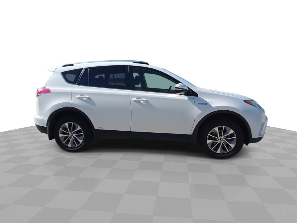 Used 2018 White Toyota XLE image 9