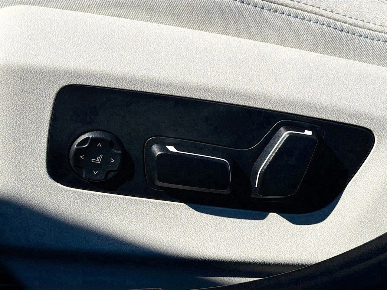 2026 BMW 5 Series 550e - Photo 26