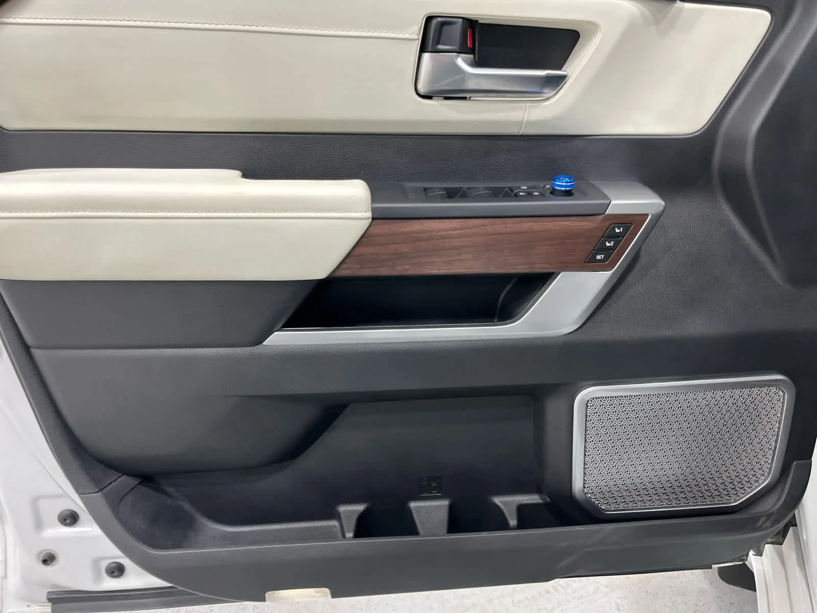 Used 2023  Toyota Capstone Hybrid image 14
