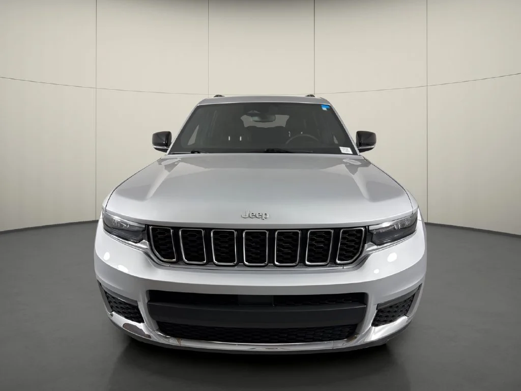 Used 2024 Silver Jeep Limited image 3