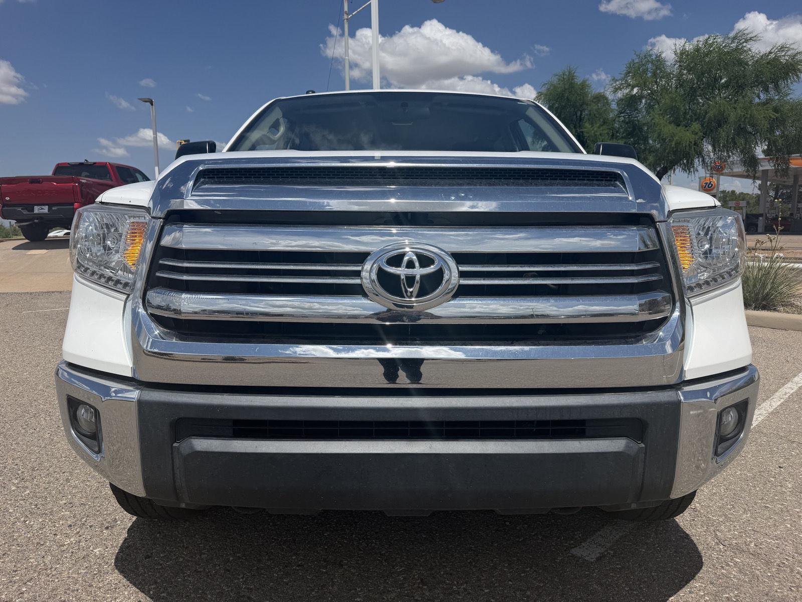Used 2017 Super White Toyota SR5 image 9