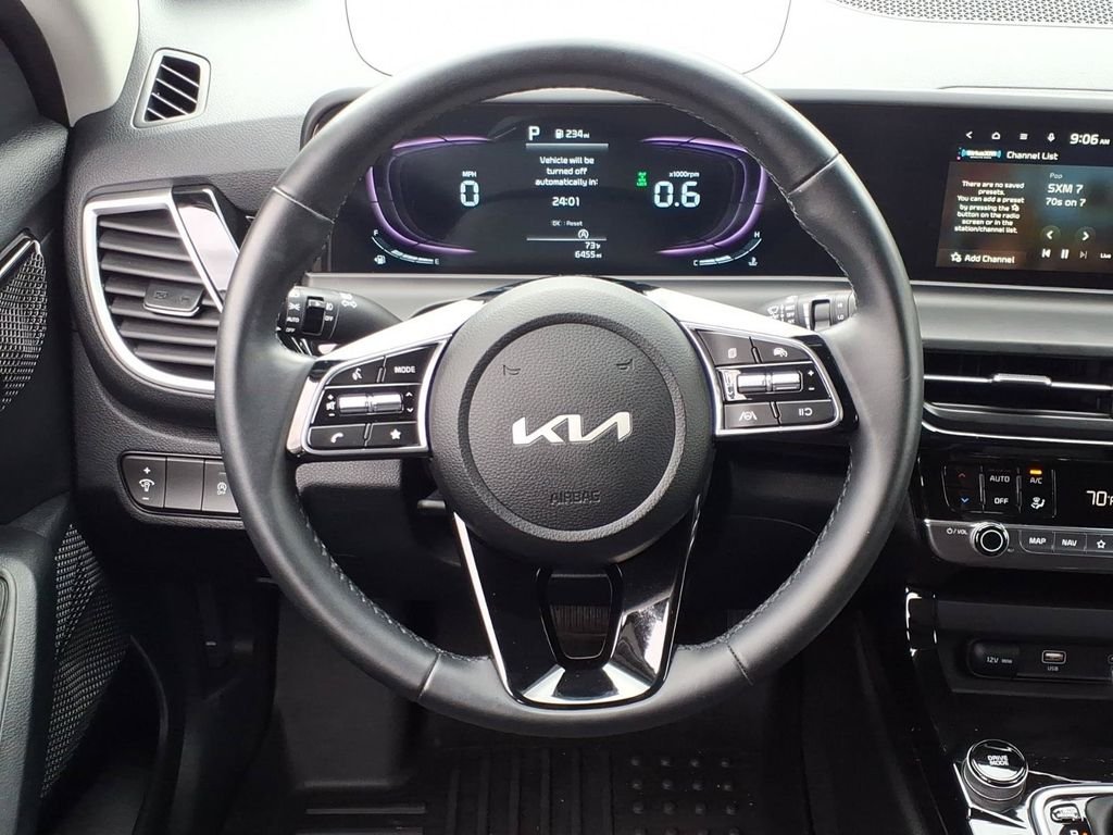 Used 2025 White Kia S image 26