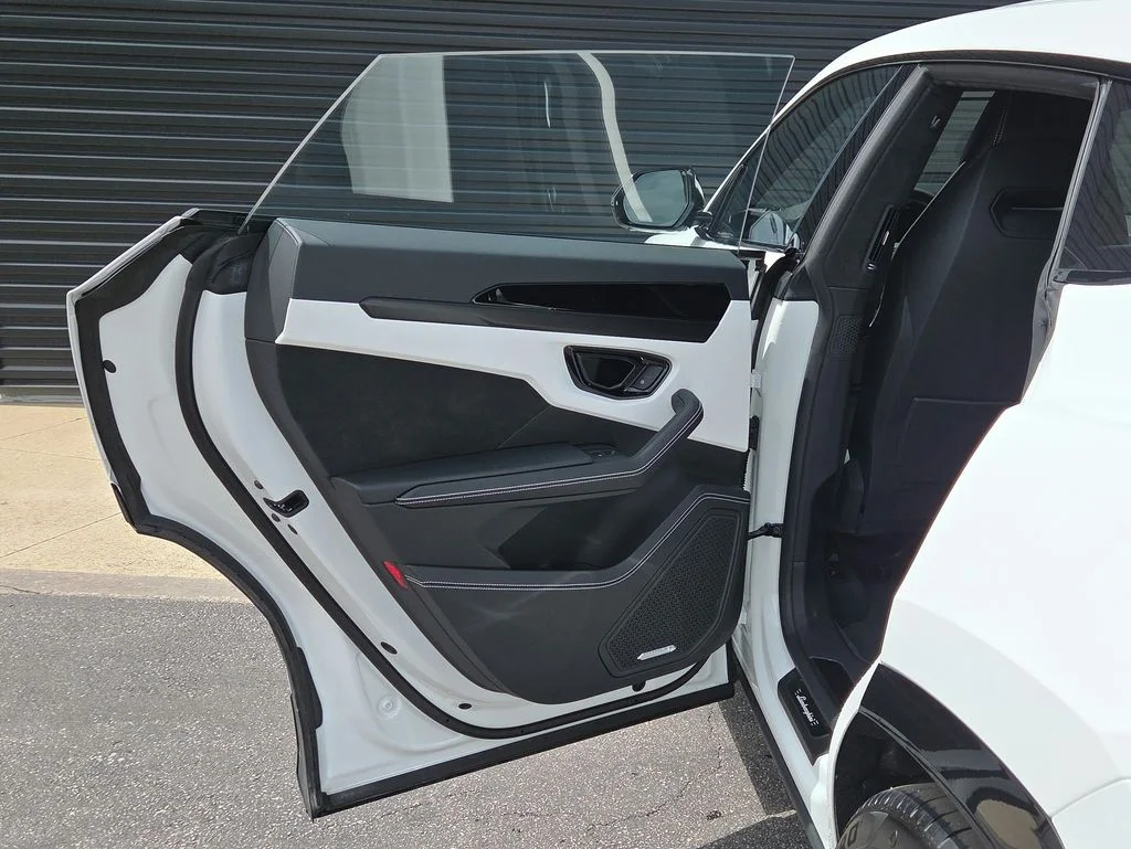 Used 2024 White Lamborghini S image 17