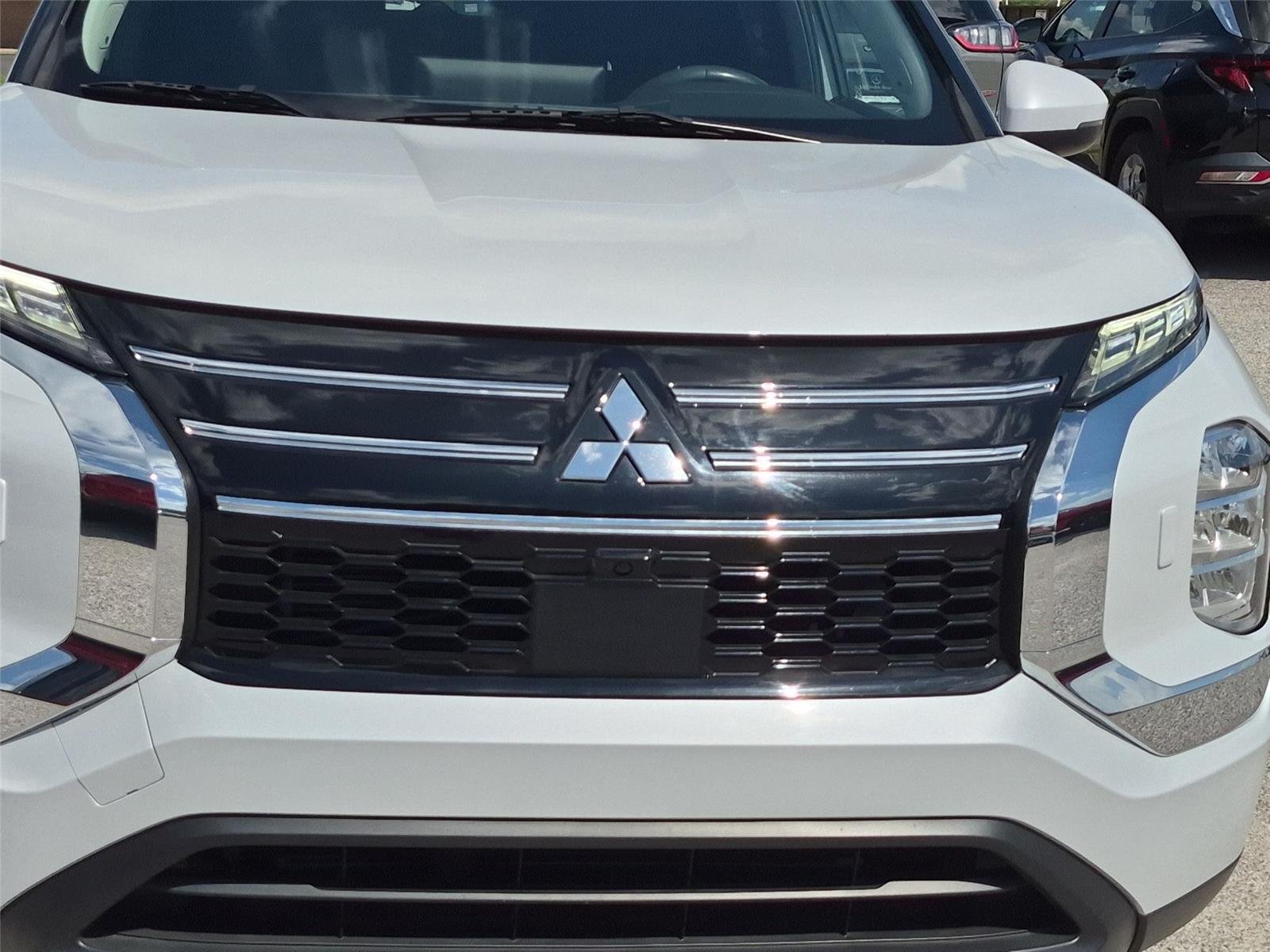 Used 2025 White Diamond Mitsubishi ES image 14