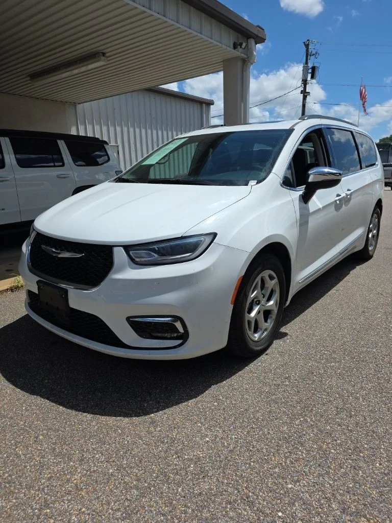 Used 2023 White Chrysler Limited image 11