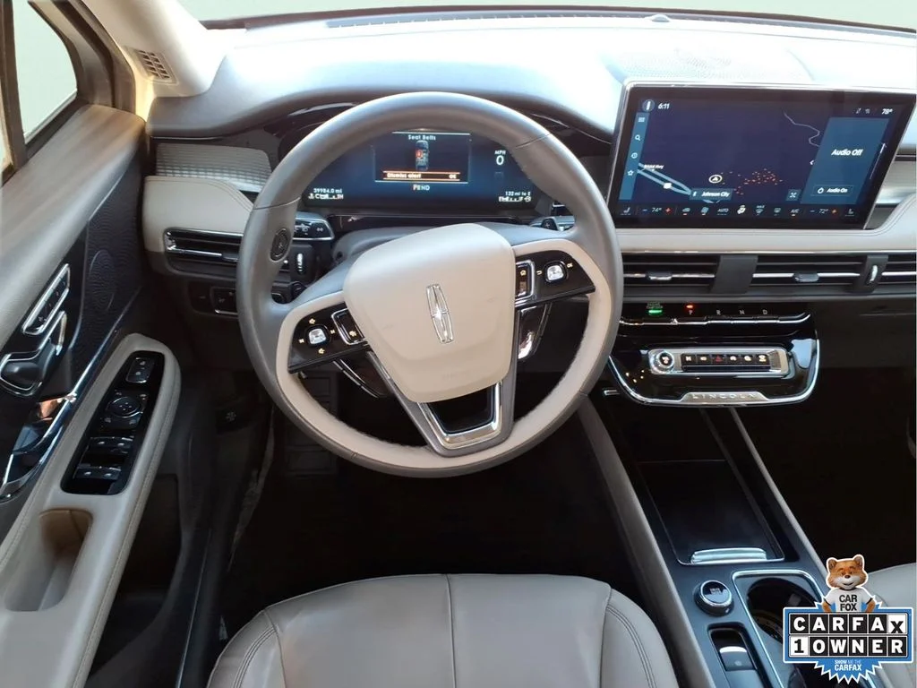 Used 2023 White Lincoln Standard image 17