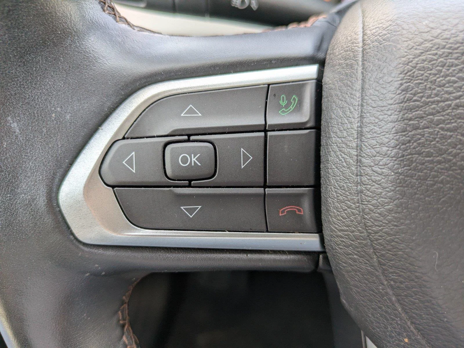 Used 2022 Diamond Black Crystal Pearlcoat Jeep Limited image 23