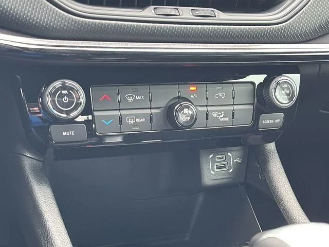 New 2026 White/off-white Jeep Latitude image 34