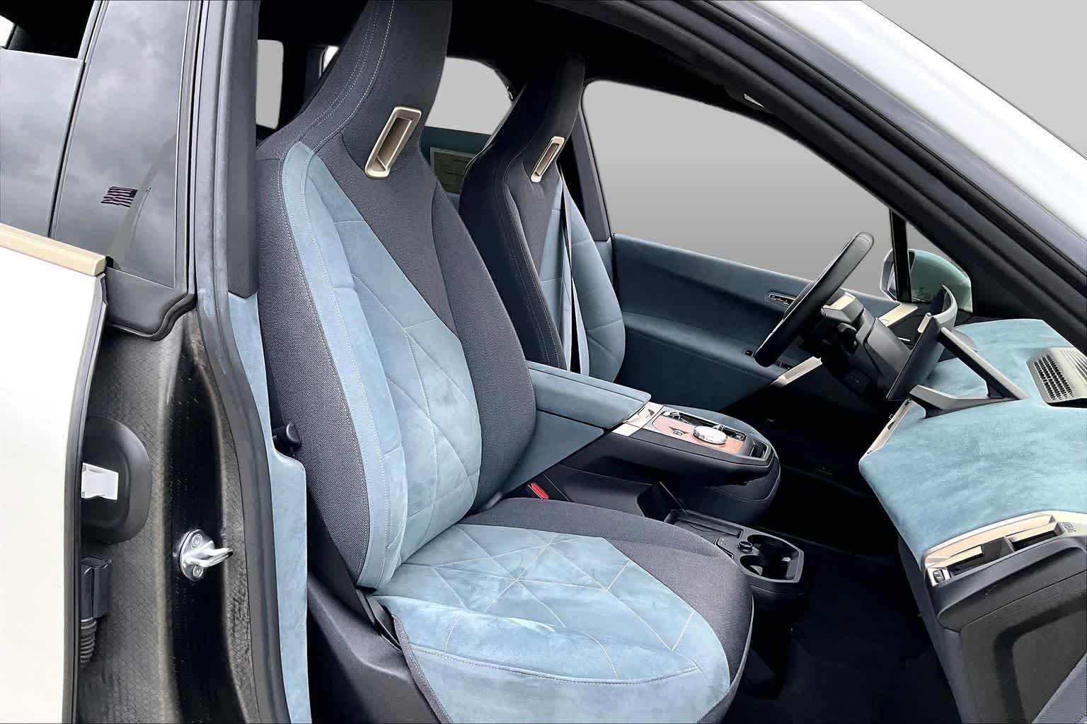 Used 2024 Mineral White Metallic BMW xDrive50 image 8