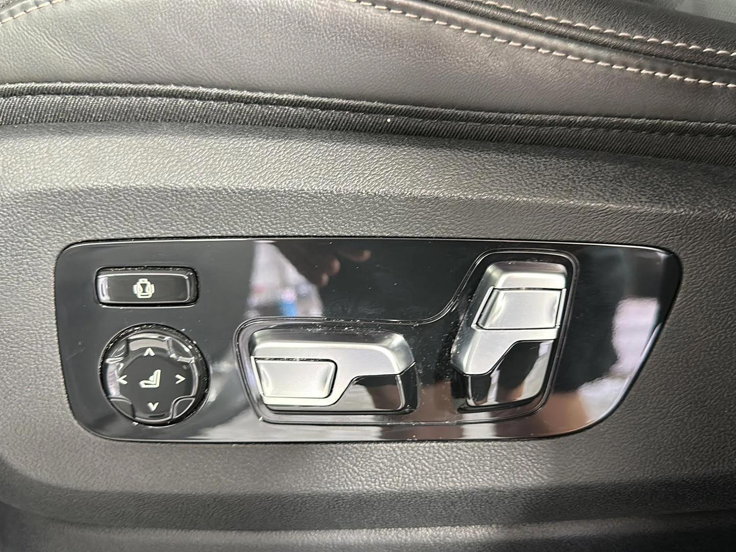 Used 2024 Skyscraper Grey Metallic BMW xDrive40i image 9