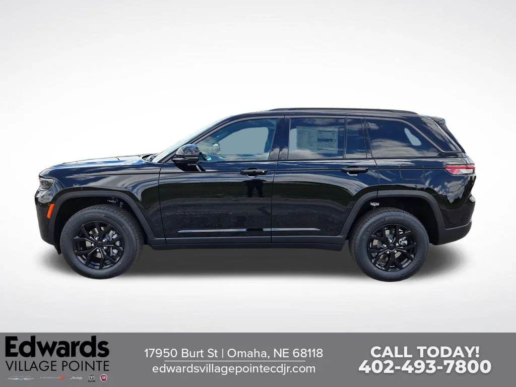 New 2026 Diamond Black Crystal Pearl-Coat Exterior Paint Jeep Laredo Altitude image 6