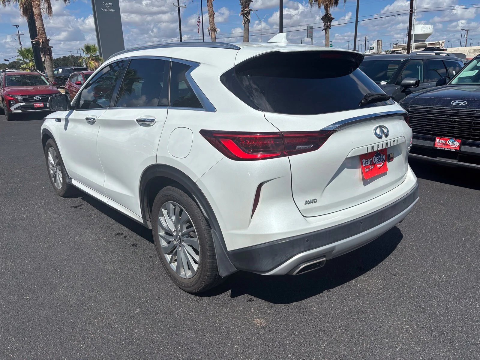 Used 2023 White INFINITI LUXE image 4