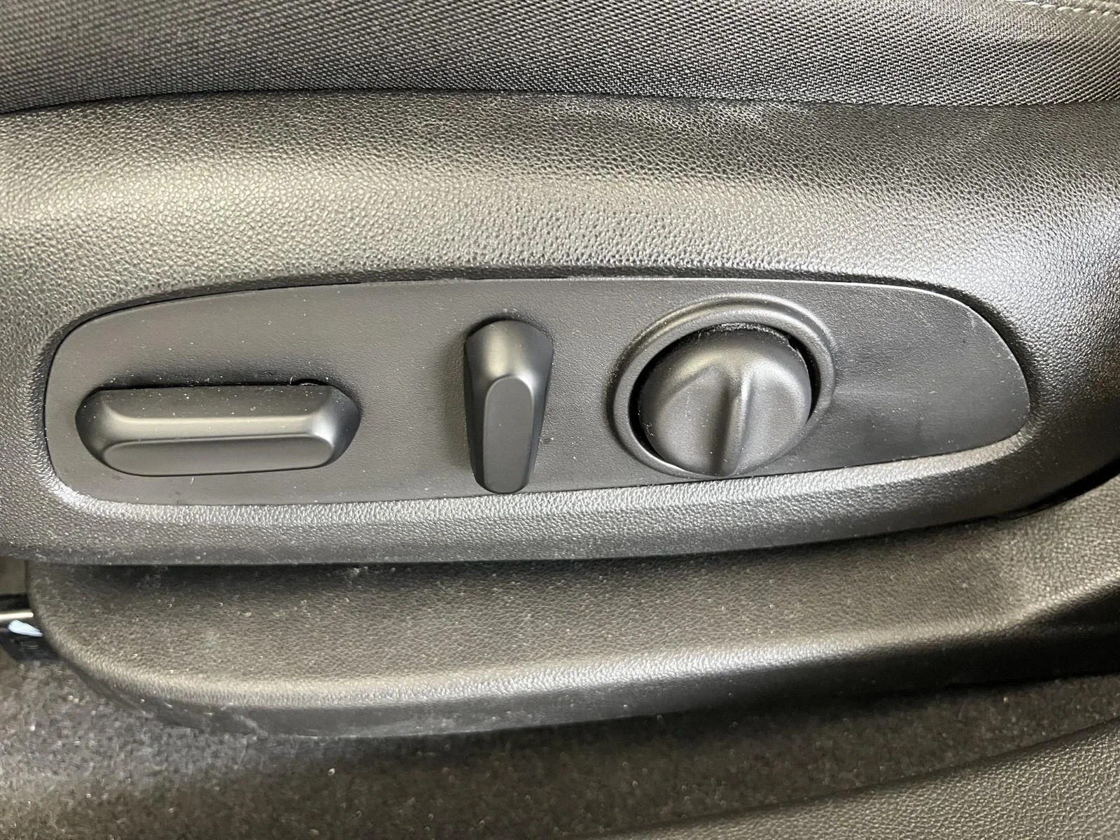 Used 2020 SILVER ICE METALLIC Chevrolet LT image 6