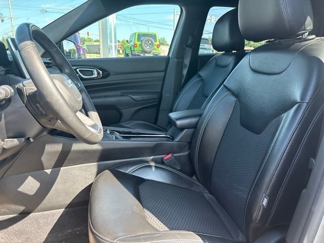 Used 2023 Silver Jeep Latitude image 4