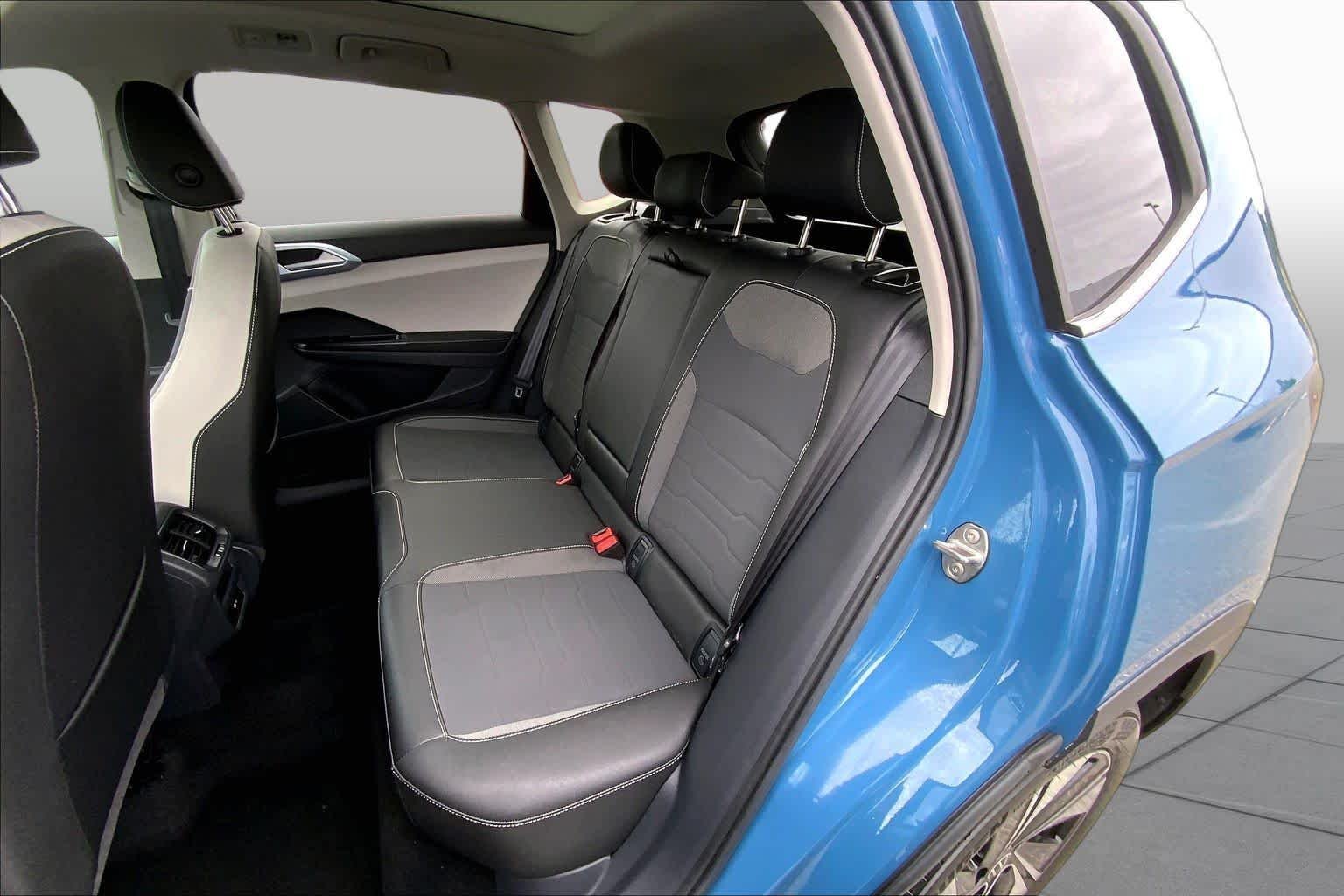 Used 2025 Monterey Blue Pearl Volkswagen SE image 21