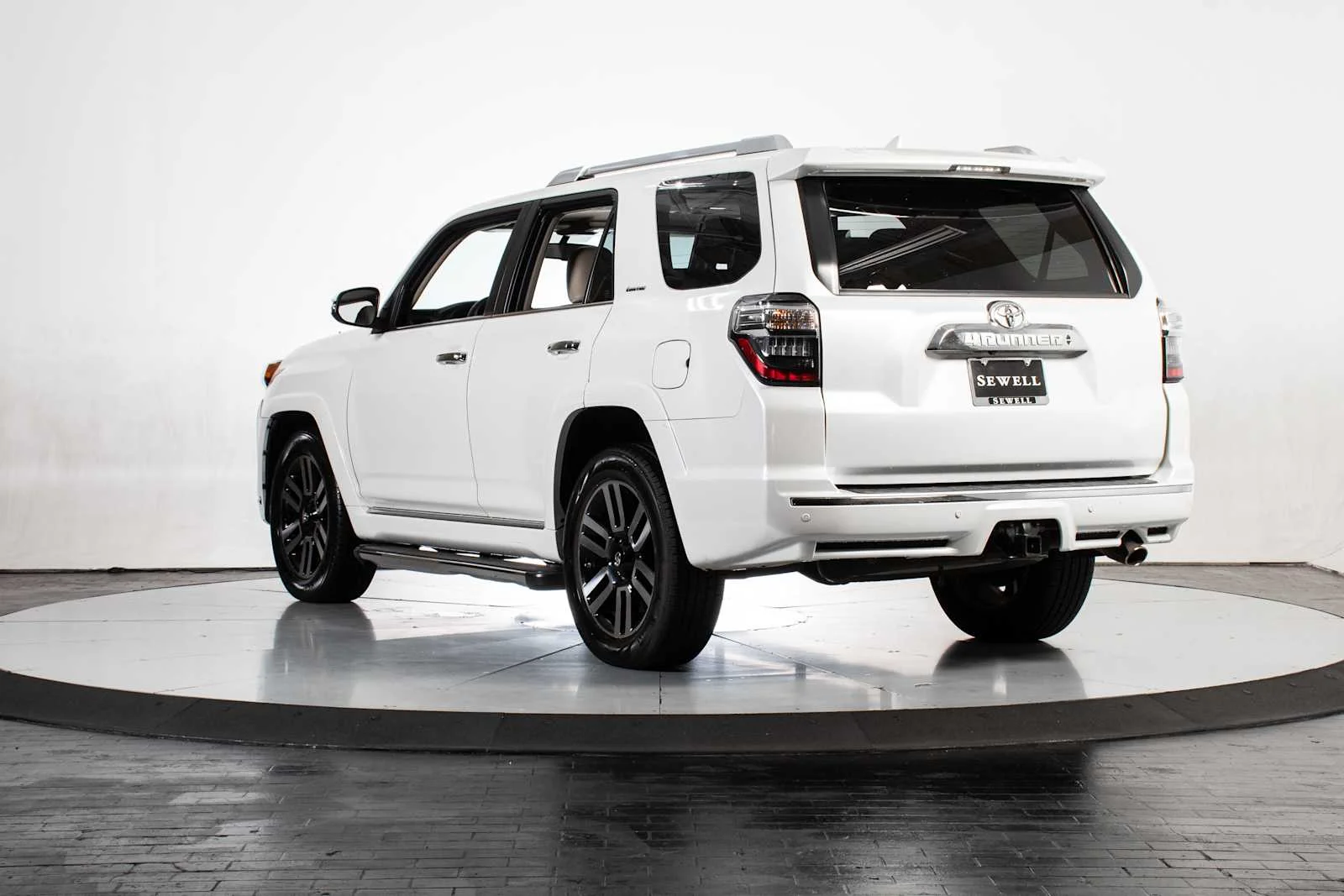 Used 2014 Blizzard Pearl Toyota Limited image 4