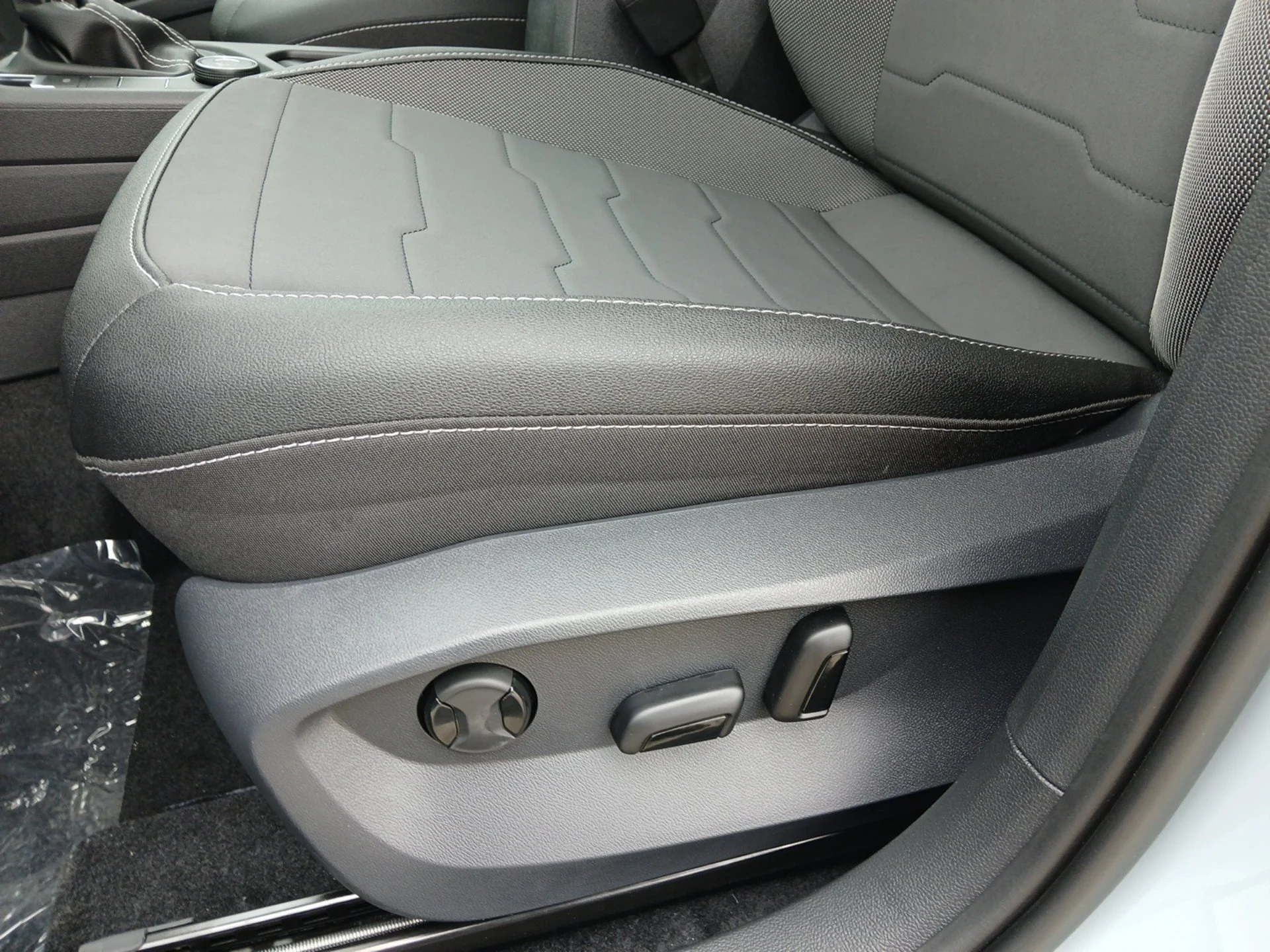 New 2026 Monument Gray W/Deep Black Roof Volkswagen 1.5T SE Black image 19