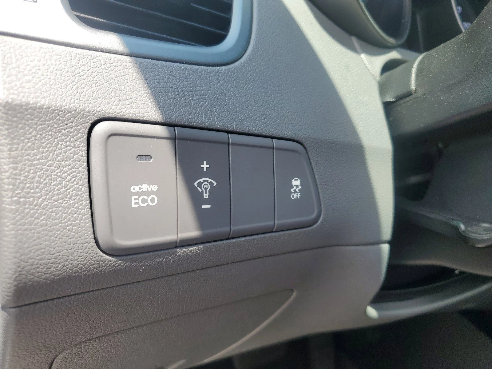 Used 2014 Radiant Silver Hyundai SE image 10