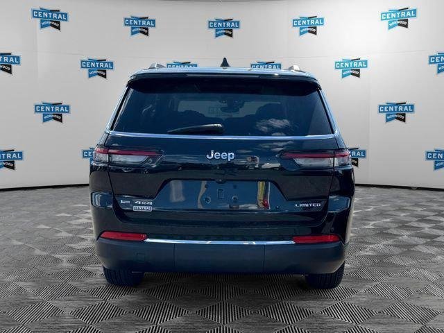Used 2022 Diamond Black Crystal Pearlcoat Jeep Limited image 5