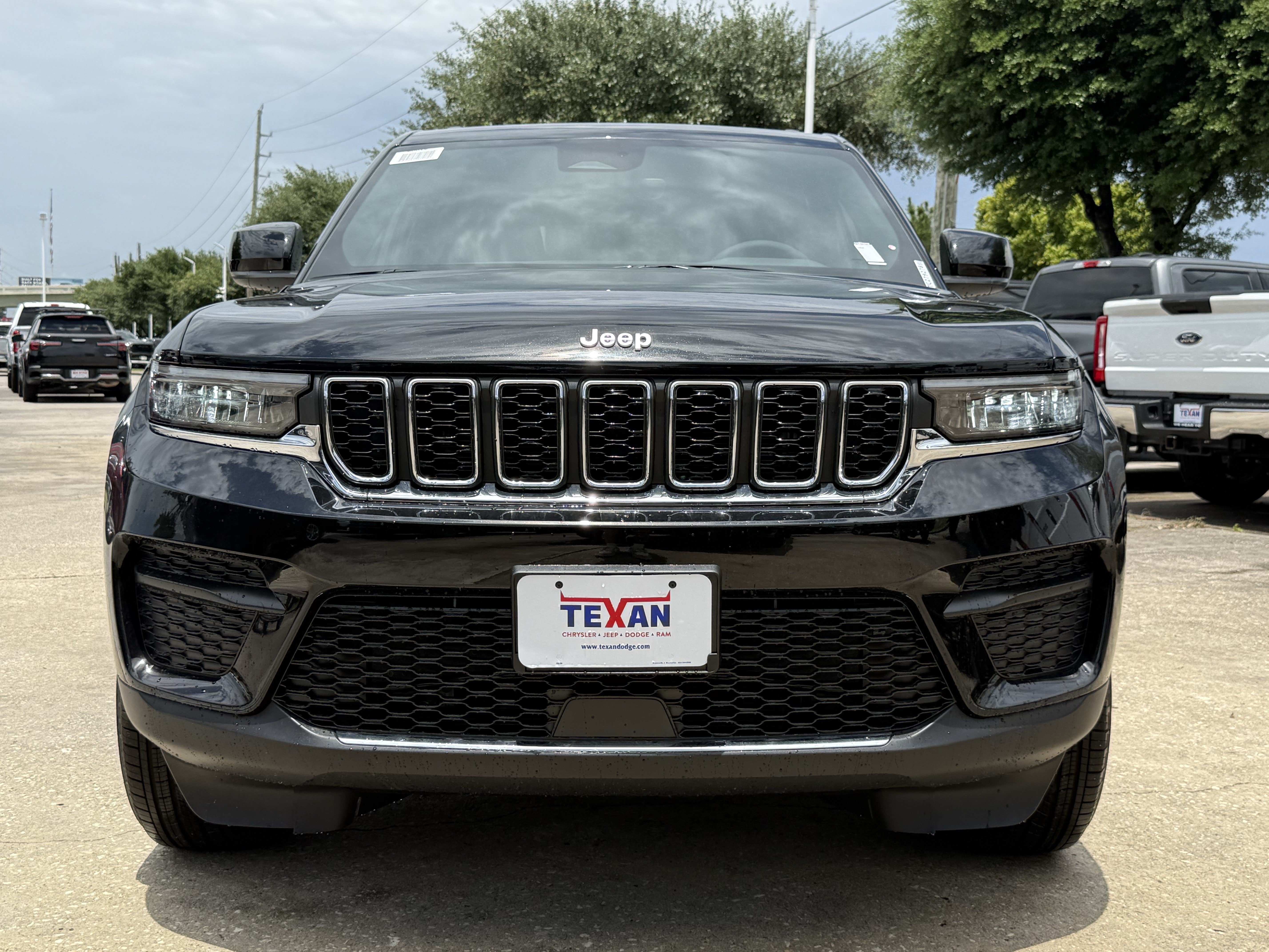 New 2026 Diamond Black Crystal Pearl-Coat Exterior Paint Jeep Laredo image 5