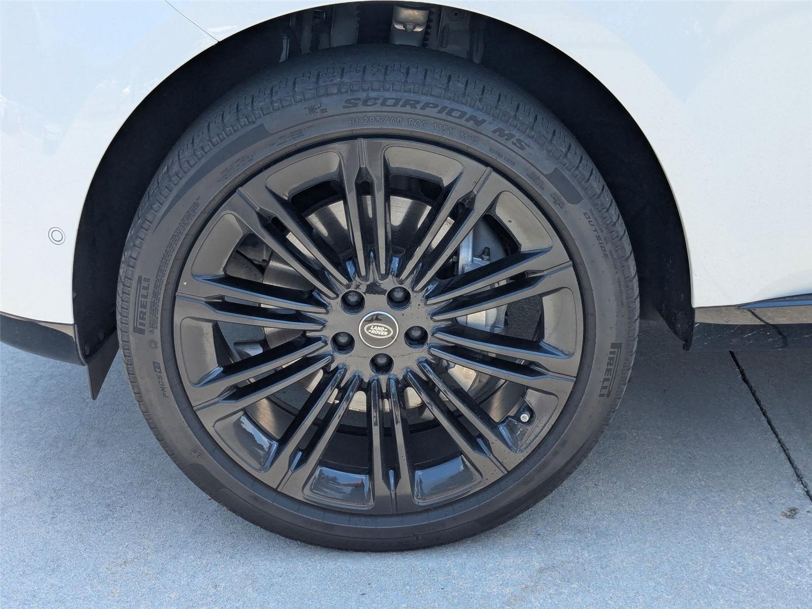 Used 2025 Fuji White Land Rover SE image 7
