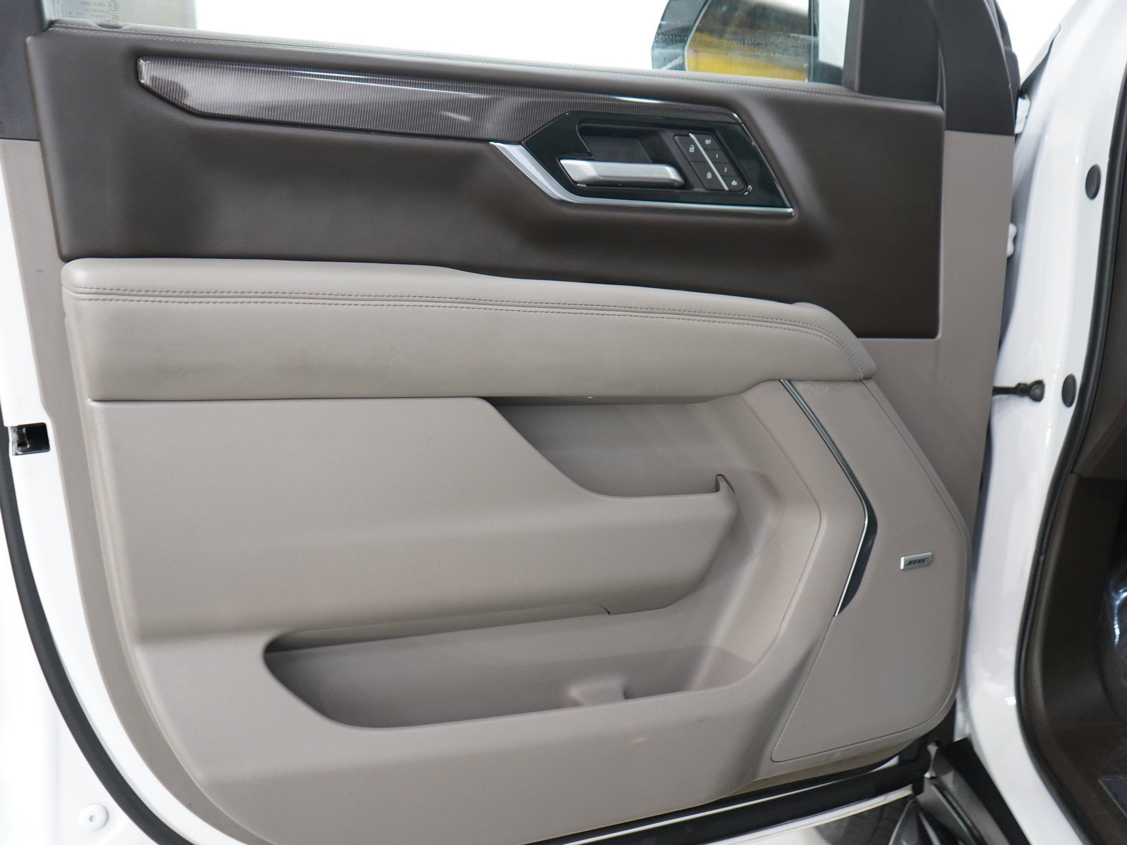 Used 2025 Summit White GMC Elevation image 20