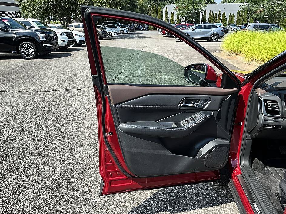 Used 2023 Scarlet Ember Tintcoat Nissan SL image 11