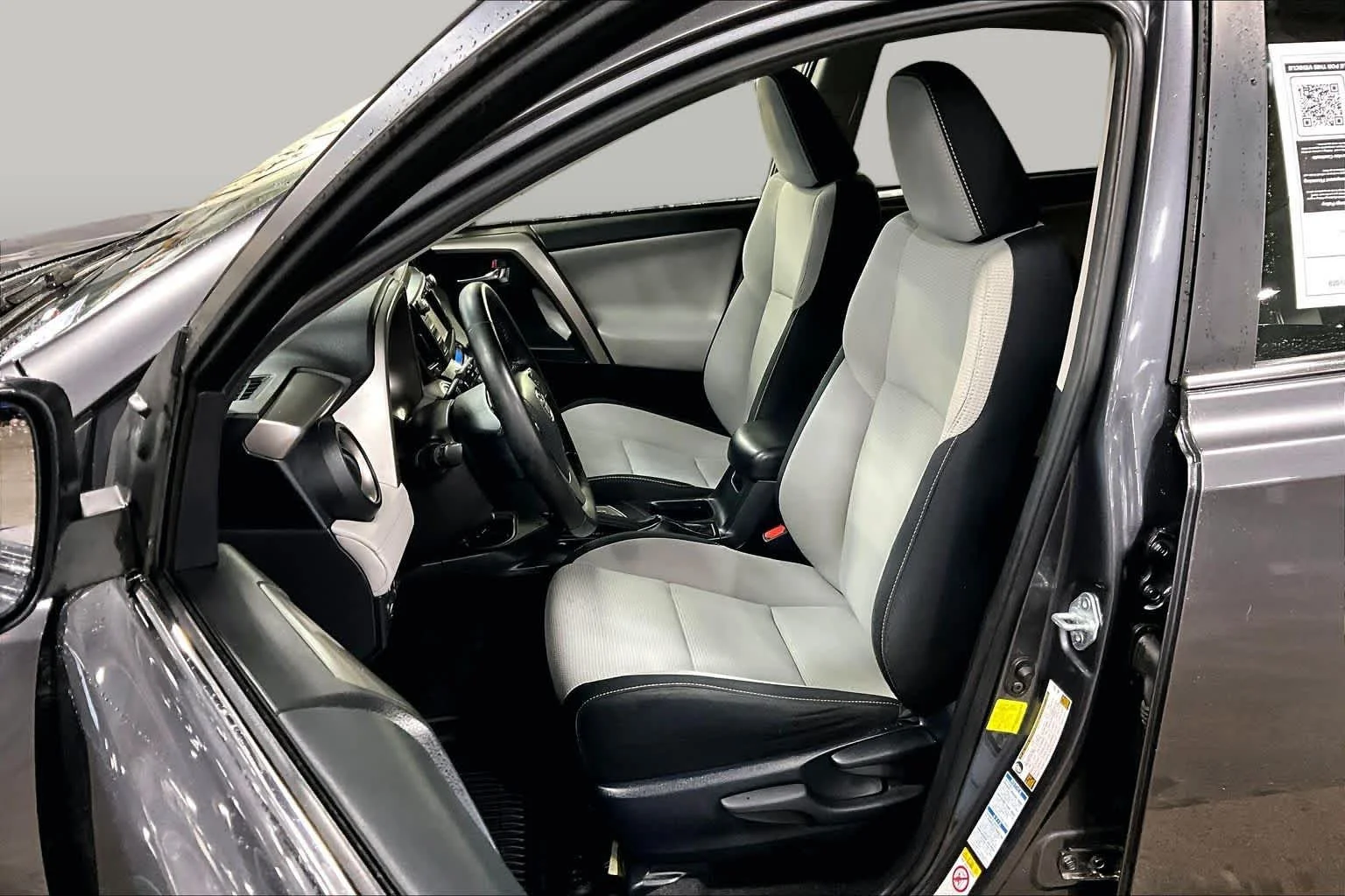 Used 2018 Magnetic Gray Metallic Toyota XLE image 9