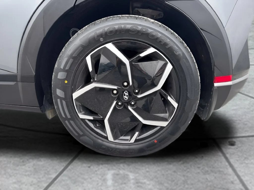 Used 2024 Gray Hyundai SEL image 31