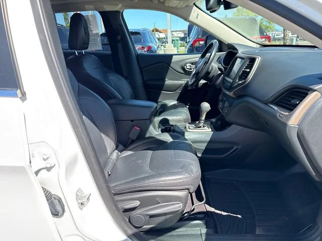 Used 2016 Bright White Clearcoat Jeep Limited image 9