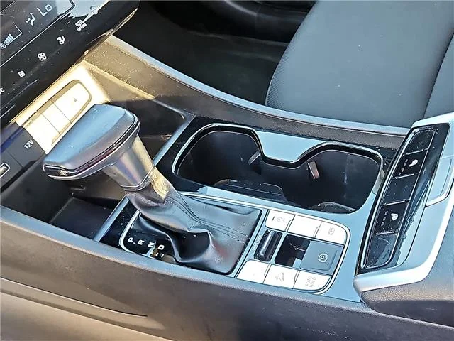 Used 2022 Silver Hyundai SEL Front-wheel Drive image 20