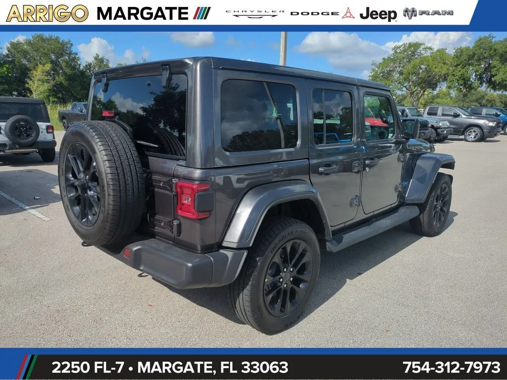 Used 2025 Granite Crystal Metallic Clearcoat Jeep Sahara image 6