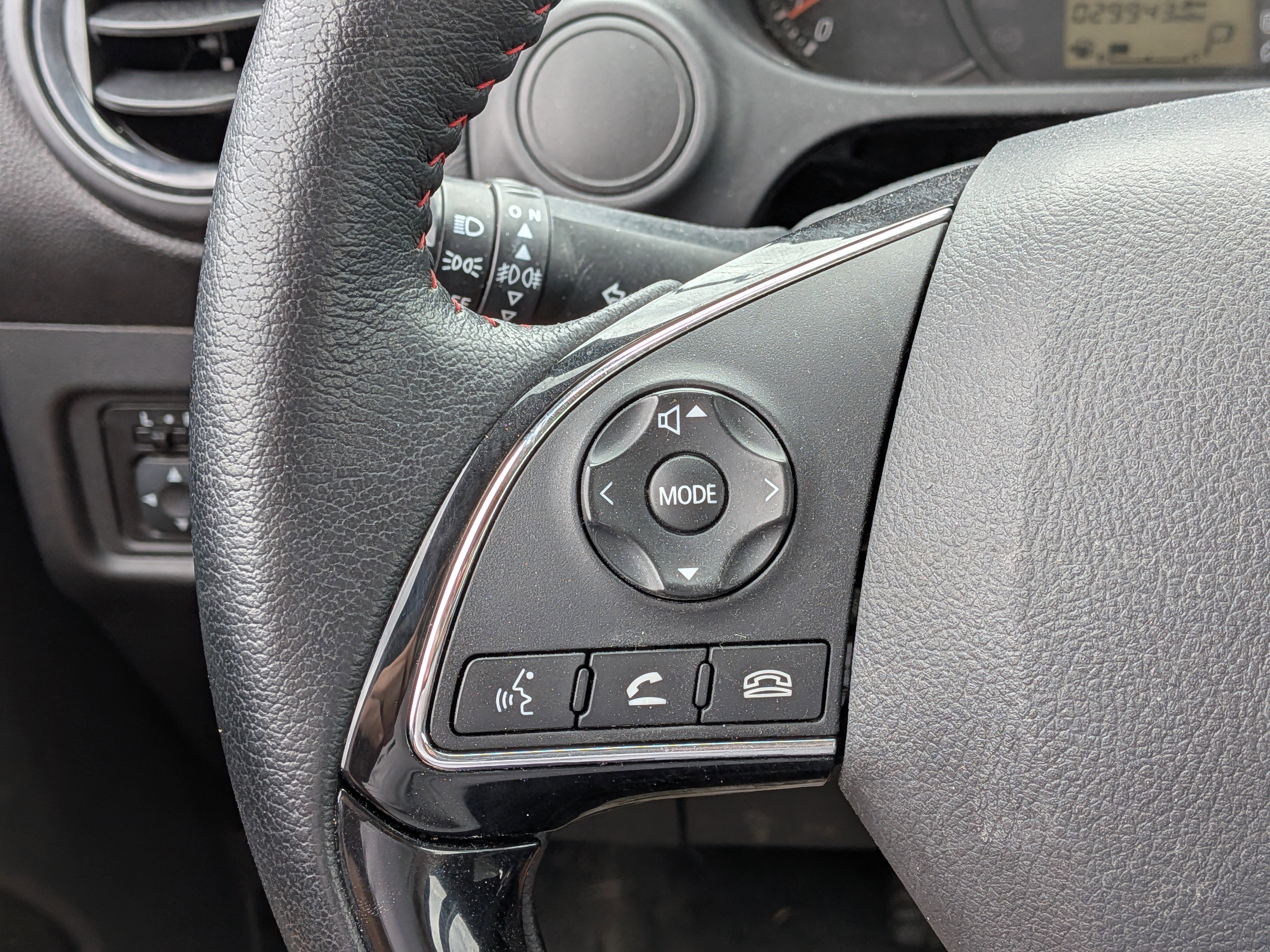 Used 2021 White Diamond Mitsubishi Carbonite Edition image 23