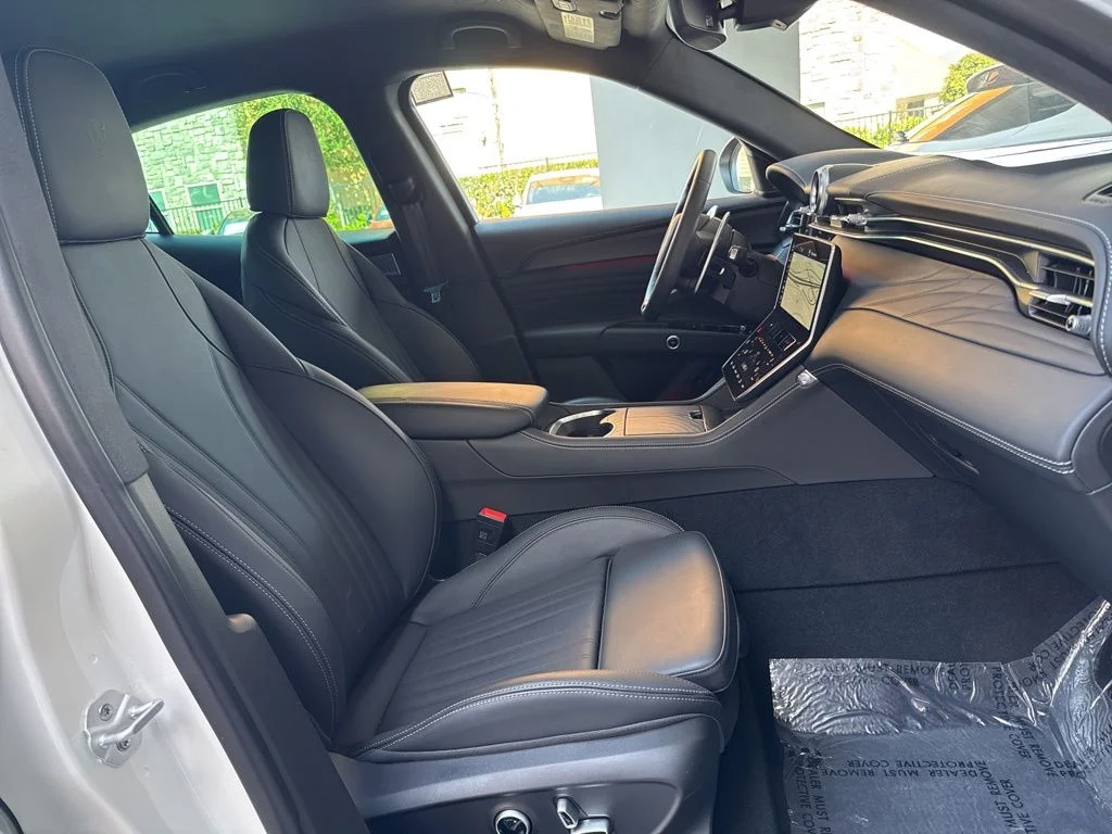 Used 2025 Bianco Maserati Base image 17