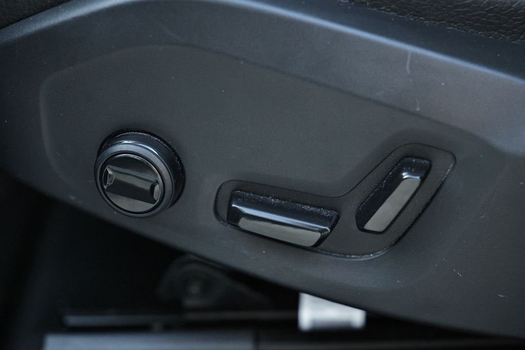 Used 2024 Black Volvo B5 Plus Dark Theme image 12