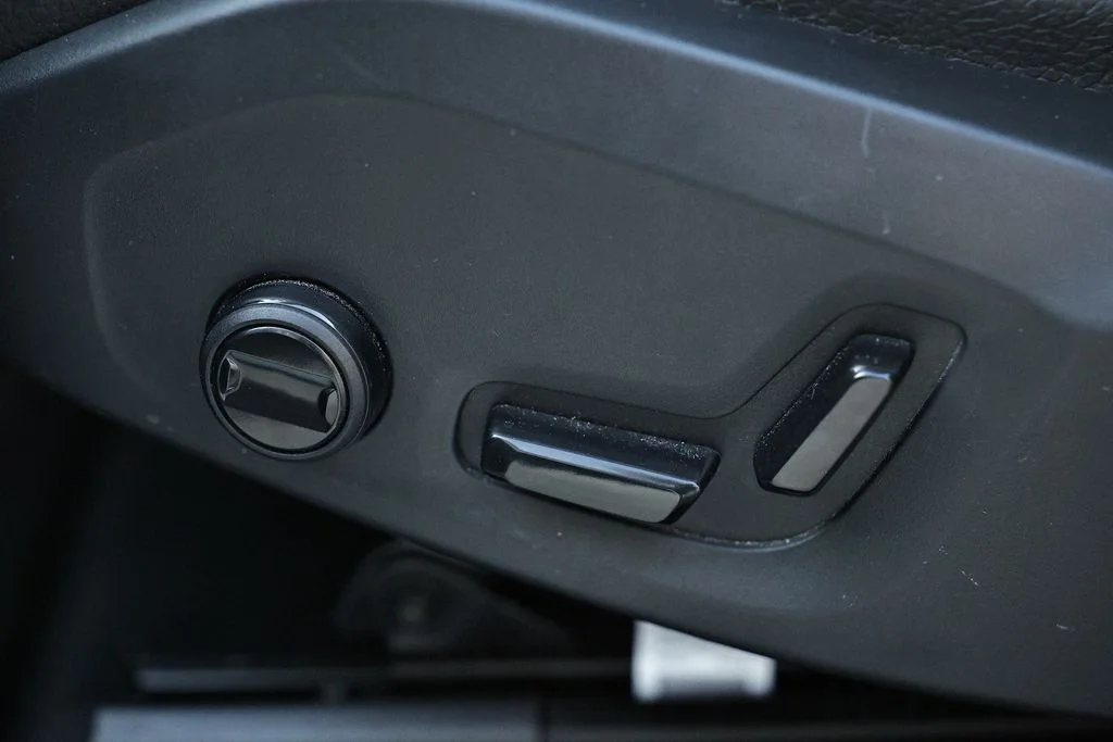Used 2024 Black Volvo B5 Plus Dark Theme image 12