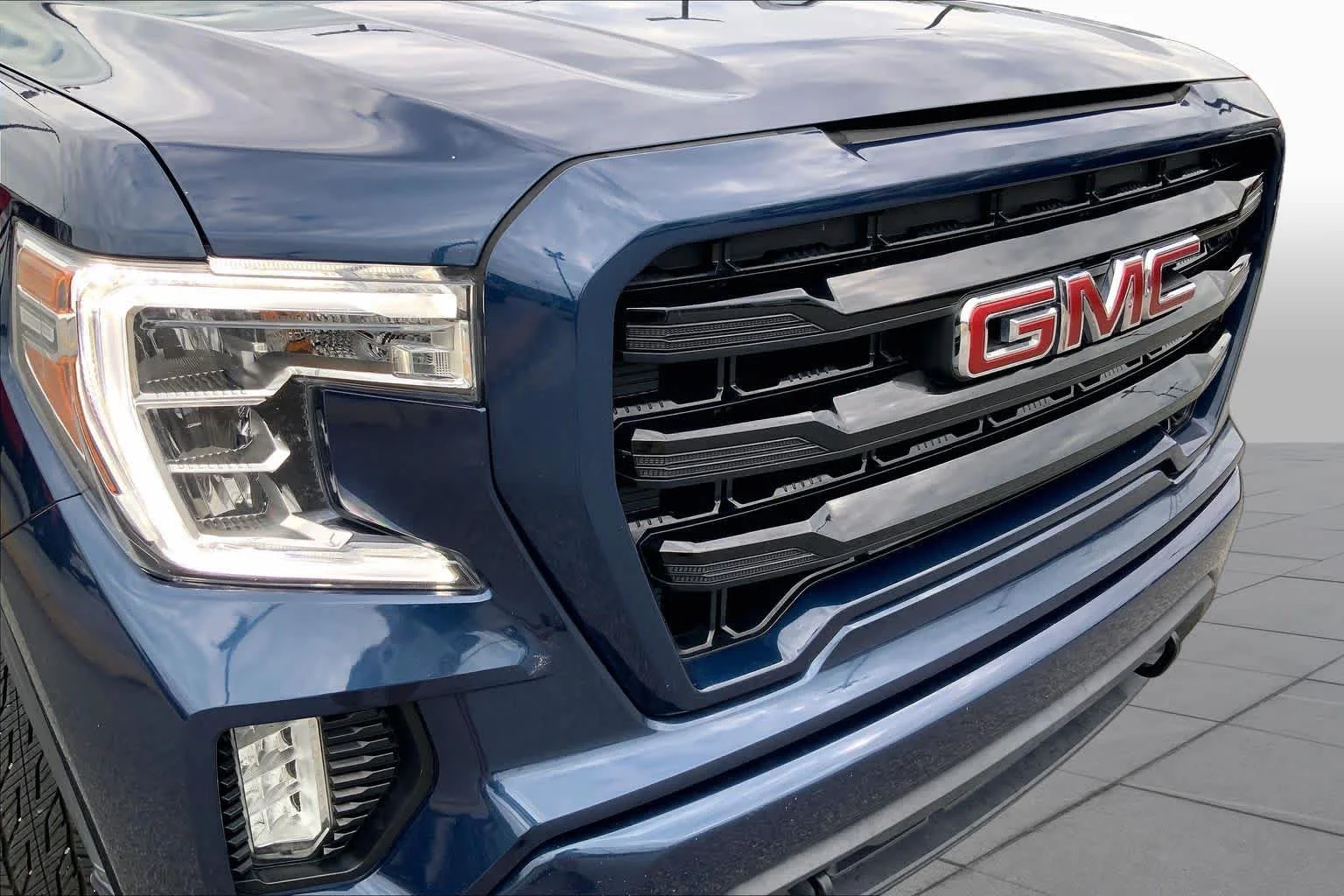 Used 2021 Pacific Blue Metallic GMC Elevation image 28