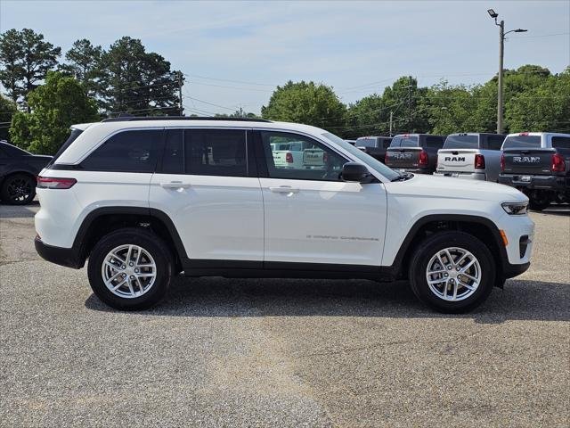 New 2026 Bright White Clear-Coat Exterior Paint Jeep Laredo image 7