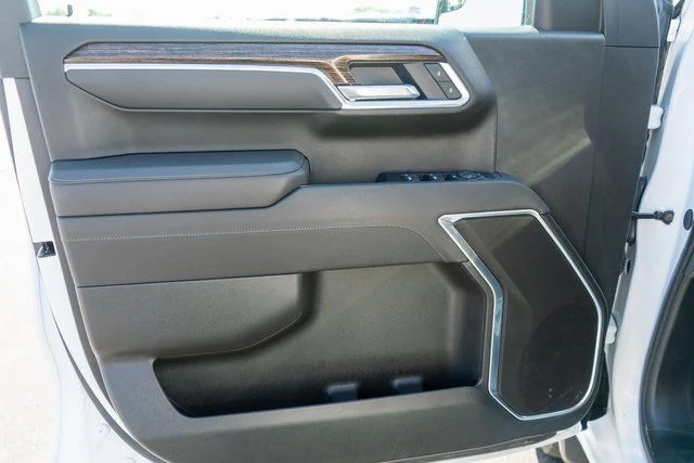 Used 2025 White GMC Elevation image 15