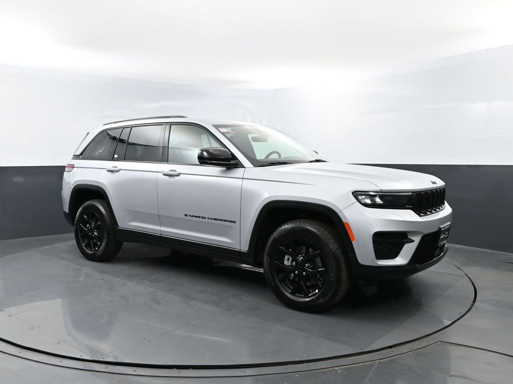 Used 2025 Silver Zynith Jeep Altitude image 3