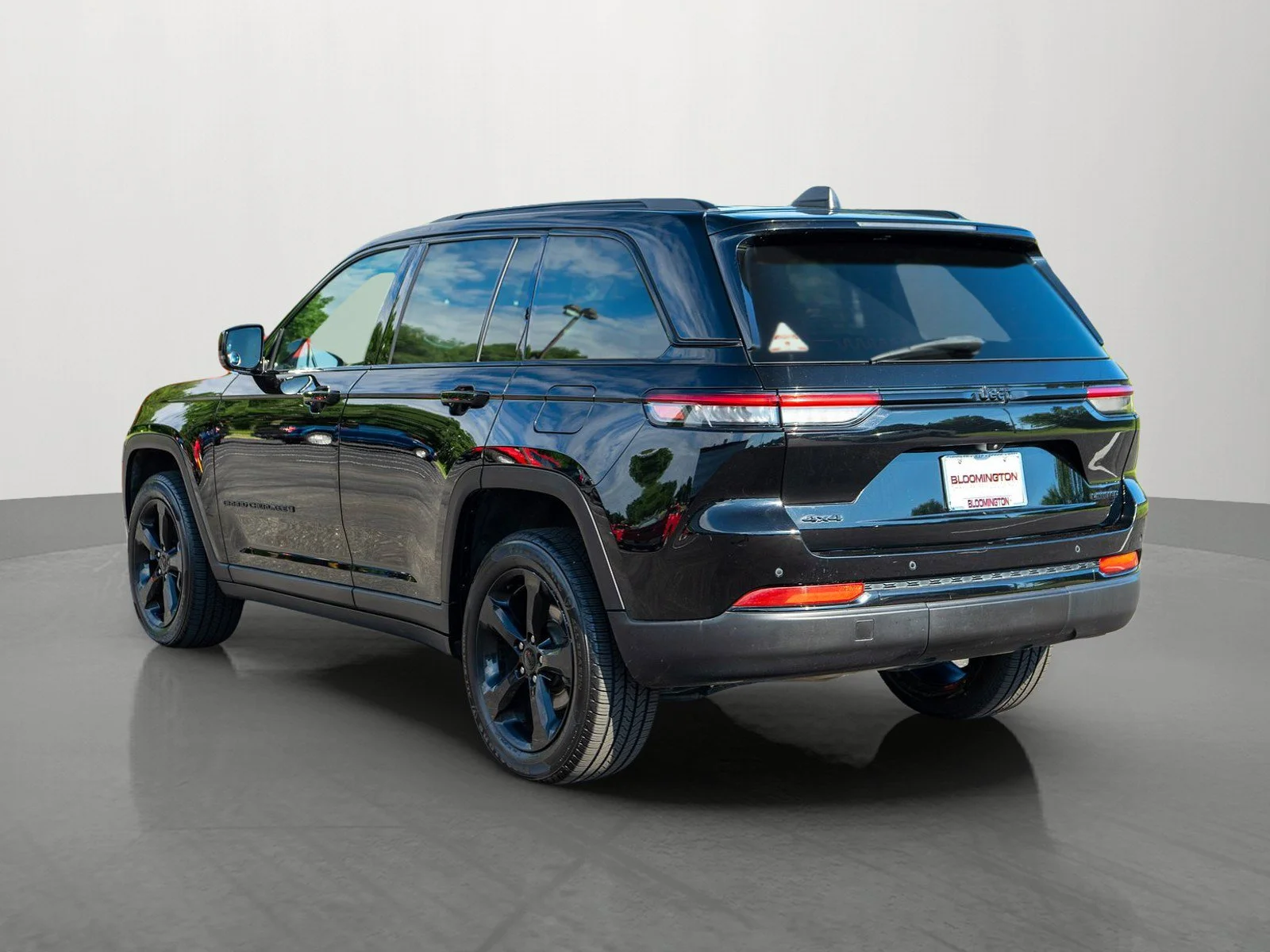 Used 2023 Diamond Black Crystal Pearlcoat Jeep Limited image 5