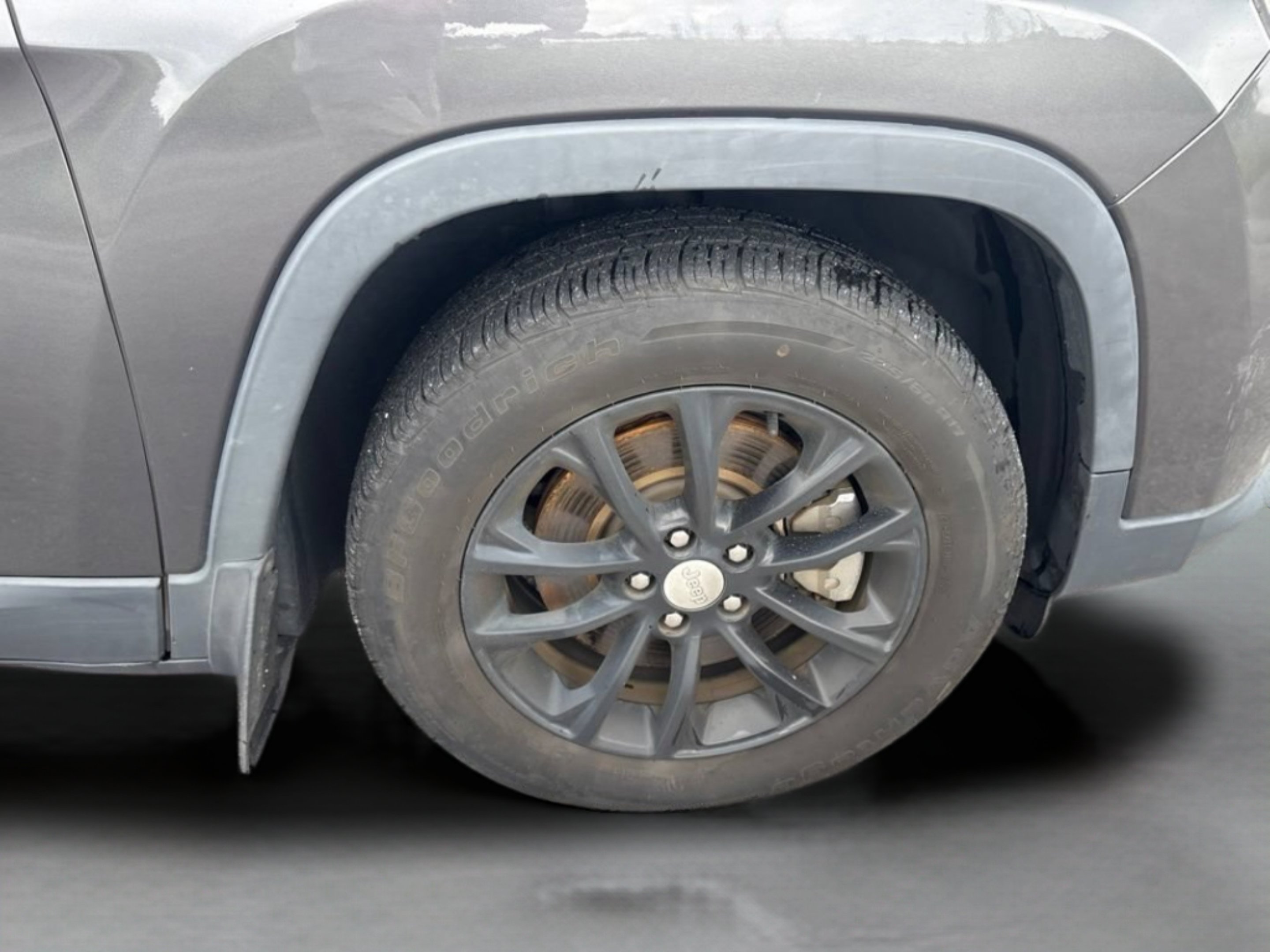 Used 2019 Granite Crystal Metallic Clearcoat Jeep Latitude Plus image 34